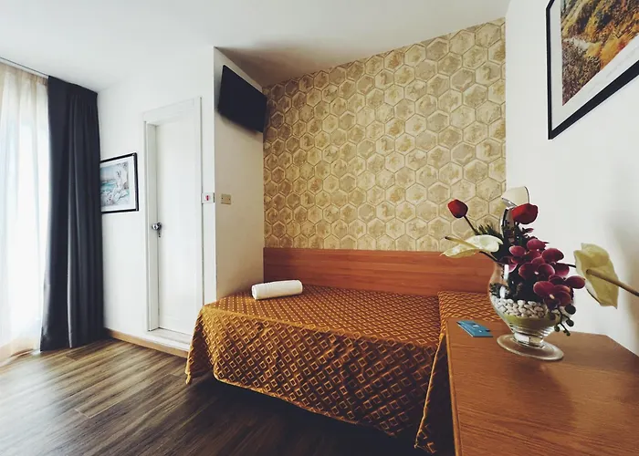 Ramona Hotel 2*