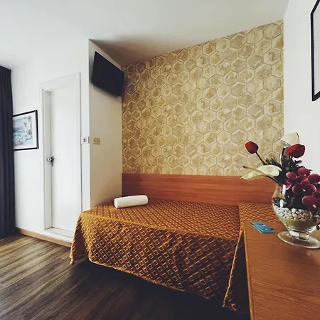 Ramona Hotel 2*